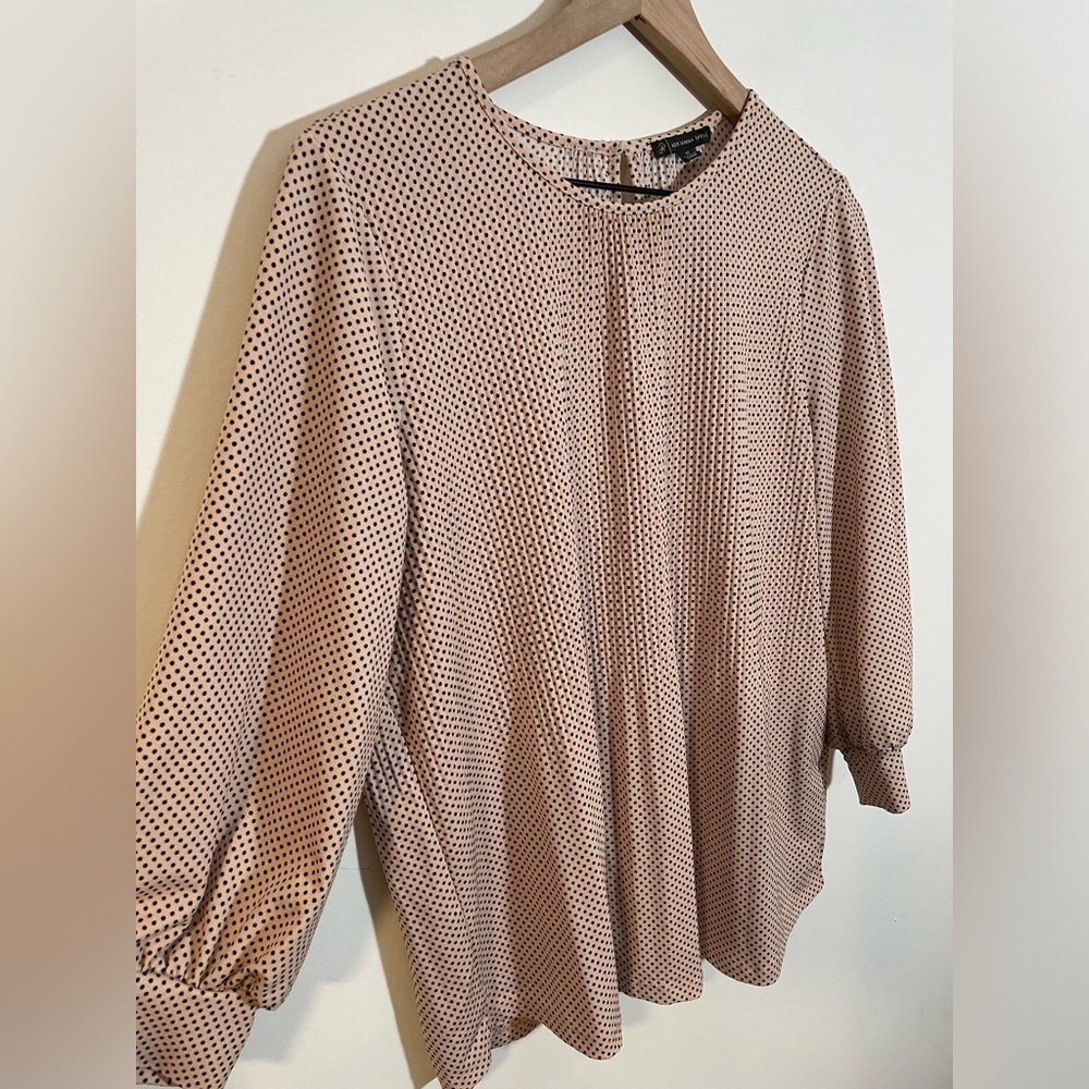 Adrianna Papell Pink With Black Polka Dot Blouse Size Medium Bubble Sleeve EUC - Picture 3 of 12